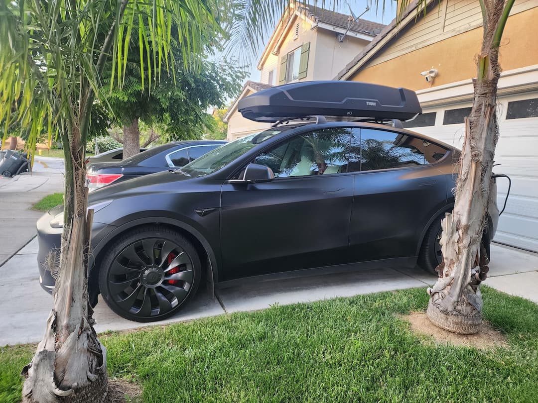 Strešni nosilec za Tesla Model Y + strešni kovček